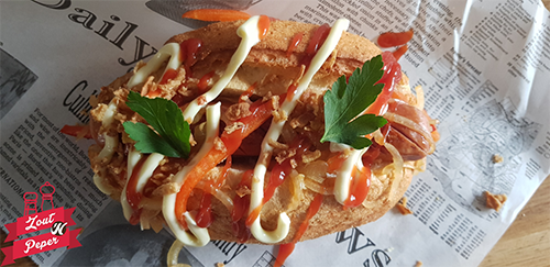 Broodje Hotdog: sappige worst in zacht broodje, afgetopt met saus en krokante uitjes